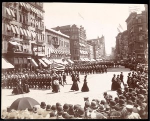 New York Şehri Polis geçit töreninde yürüyen polis, New York, 1898 (gümüş jelatin baskı)